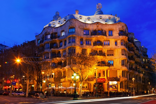 Casa Milà de Barcelona vista de noche