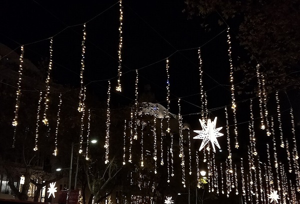 Paseo de Gracia iluminado por la noche en Navidad