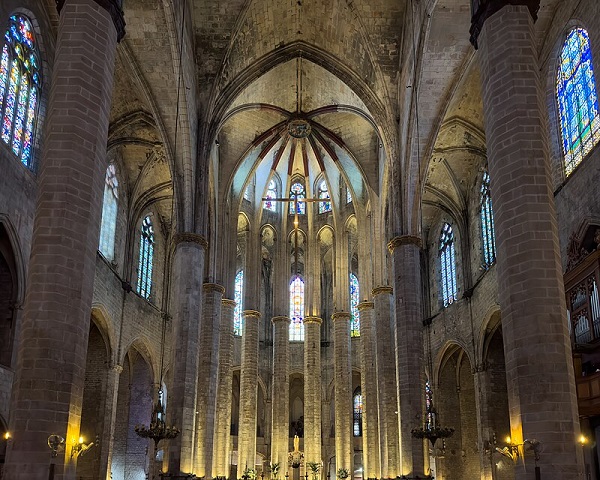 Interior de la Basílica Santa María del Mar interior