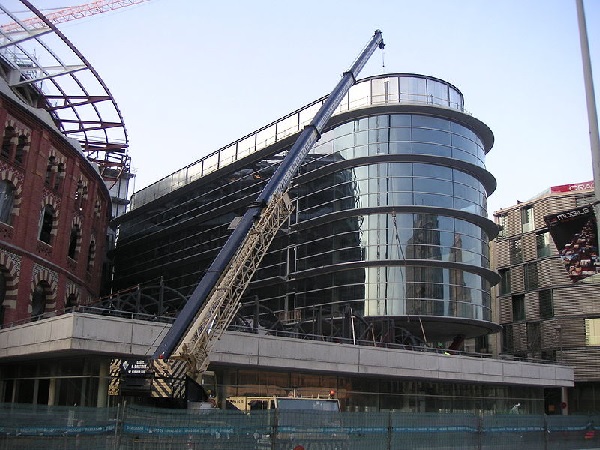 Nexo en vidrio del Centro Comercial Las Arenas