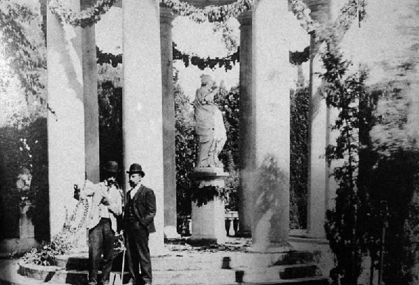 Miquel Utrillo y Joan Maragall en los jardines de Laberinto de Horta 