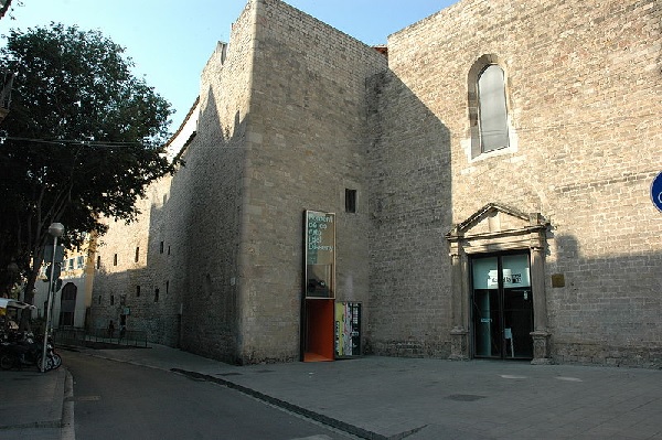 Entrada al Convent dels Àngels en Museo de Arte Contemporáneo