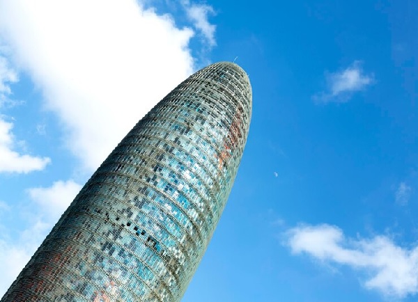 Torre Agbar desde abajo