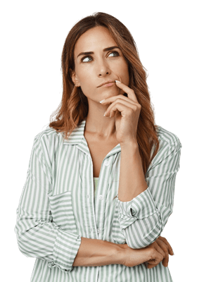 Mujer pensando por qué es bueno aparecer en el ranking